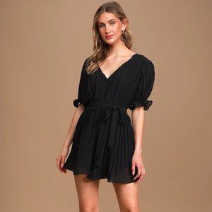 Lulu‘s Black Swiss Dot Pleated Puff Sleeve Romper